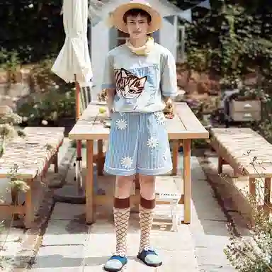 VALLEYOUTH Embroidered Plaid Patchwork Tee