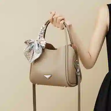 红蜻蜓 小众百搭简约休闲时尚温柔丝巾 头层牛皮革 手提包 常规 女款 气质灰