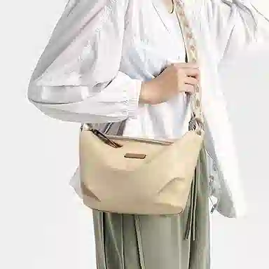 红蜻蜓 时尚潮流百搭高级简约 合成革 斜挎包 常规 女款 米白色