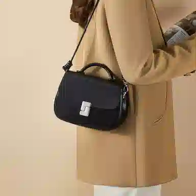 红蜻蜓 经典时尚斜挎包包秋冬百搭少女包 牛皮 高级感单肩包复古豆腐包腋下包轻便休闲通勤小方包 小号 女款 黑色/咖啡色