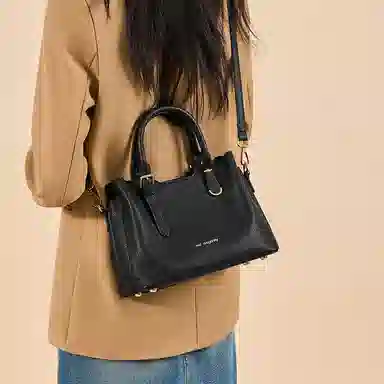 红蜻蜓 礼盒装高级感优雅气质丝巾潮流时尚百搭简约休闲实用通勤单肩包周年生日托特包 牛剖层皮革 手提包 常规 女款 黑色/米白色