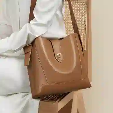 红蜻蜓 大容量休闲上班通勤 牛皮 水桶包斜挎单肩手提包 中号 女款 咖啡色