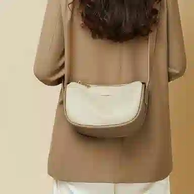 红蜻蜓 时尚潮流百搭 牛皮 饺子包女包单肩斜挎包 常规 女款 米白色