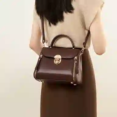 红蜻蜓 高级感经典设计气质百搭通勤妈妈老花 牛剖层皮革拼合成革 轻巧便携学院风女友斜挎包单肩包手提包 女款 咖啡色/黑色/奶昔白