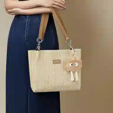 红蜻蜓 高颜值小众时尚 织物拼合成革 单肩包托特包 女款 奶杏色