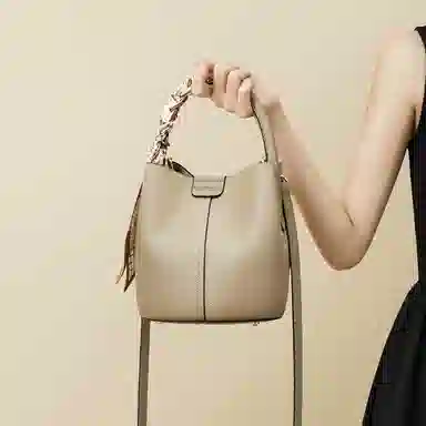 红蜻蜓 设计简约荔枝纹水桶包通勤 牛皮 斜挎包手提包 常规 女款 大象灰