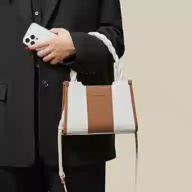 红蜻蜓 通勤女式手提包斜挎单肩包牛剖层皮革配超细纤维合成革 女款 白色拼棕色