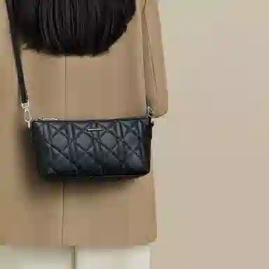 红蜻蜓 经典休闲简约日常通勤时尚百搭 牛剖层皮革拼超纤维合成革 单肩斜挎包 女款 饼干杏/极夜黑