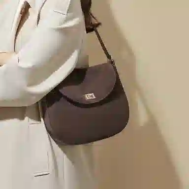 红蜻蜓 复古小众时尚马鞍包高级感磨砂 牛皮 斜挎手提单肩包 常规 女款 焦糖色/咖啡色