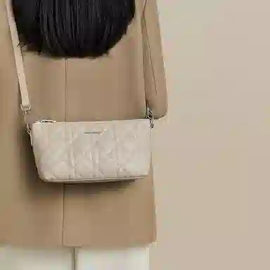 红蜻蜓 经典休闲简约日常通勤时尚百搭 牛剖层皮革拼超纤维合成革 单肩斜挎包 女款 饼干杏/极夜黑