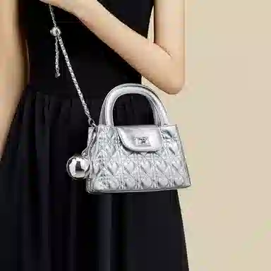 红蜻蜓 高质感时尚设计纯色复古爱心压花 牛皮拼超纤合成革 斜挎手提包 常规 女款 经典黑/银色