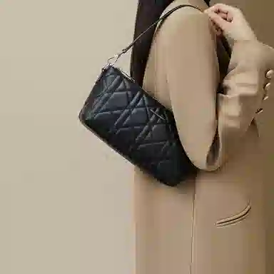 红蜻蜓 经典休闲简约日常通勤时尚百搭 牛剖层皮革拼超纤维合成革 单肩斜挎包 女款 饼干杏/极夜黑