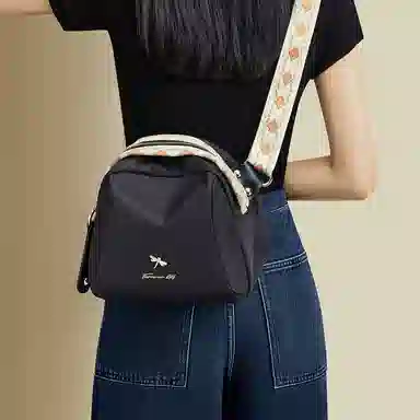 红蜻蜓 时尚简约潮流便携通勤百搭 织物 斜挎包 女款 经典黑色/奶茶色