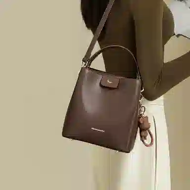 红蜻蜓 精致小众设计平纹高质感锁扣通勤 夏季妈妈包 牛皮 水桶包单肩包手提包斜挎包 常规 女款 米白色