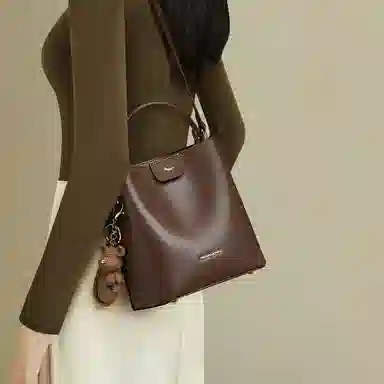 红蜻蜓 精致小众设计平纹高质感锁扣通勤 夏季妈妈包 牛皮 水桶包单肩包手提包斜挎包 常规 女款 米白色