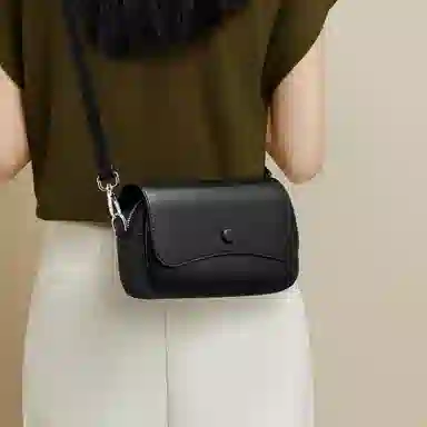 红蜻蜓 简约风高级感小众纯色日常百搭潮流通用 牛皮 斜挎包 女款 黑色