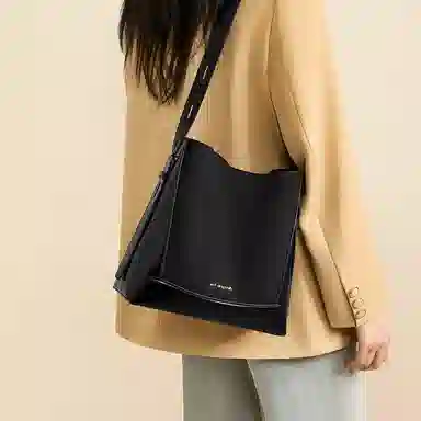 红蜻蜓 简约百搭小众气质高级感通勤日常实用水桶包手提腋下斜挎包 牛皮 单肩包 常规 女款 黑色/咖啡色