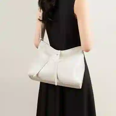 红蜻蜓 慵懒风时尚简约高级感 合成革 腋下单肩包 常规 女款 气质灰/米白色