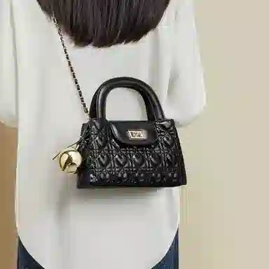 红蜻蜓 高质感时尚设计纯色复古爱心压花 牛皮拼超纤合成革 斜挎手提包 常规 女款 经典黑/银色