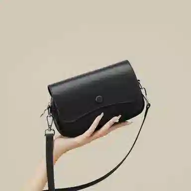 红蜻蜓 简约风高级感小众纯色日常百搭潮流通用 牛皮 斜挎包 女款 黑色