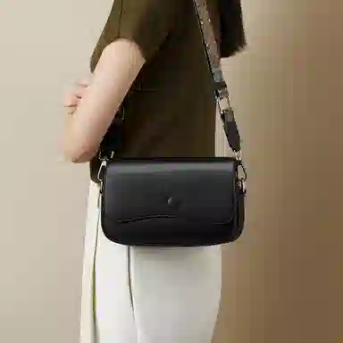 红蜻蜓 简约风高级感小众纯色日常百搭潮流通用 牛皮 斜挎包 女款 黑色