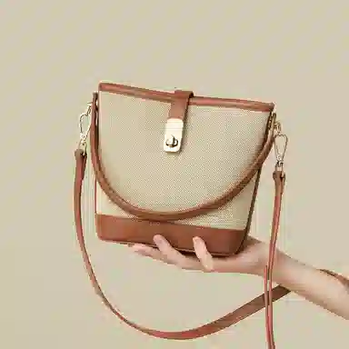 红蜻蜓 复古设计小众高级感百搭春夏高颜值 聚氨酯拼合成革 水桶包斜挎包 常规 女款 卡其色