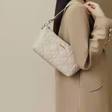 红蜻蜓 经典休闲简约日常通勤时尚百搭 牛剖层皮革拼超纤维合成革 单肩斜挎包 女款 饼干杏/极夜黑