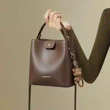 红蜻蜓 精致小众设计平纹高质感锁扣通勤 夏季妈妈包 牛皮 水桶包单肩包手提包斜挎包 常规 女款 米白色