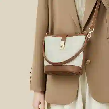 红蜻蜓 复古设计小众高级感百搭春夏高颜值 聚氨酯拼合成革 水桶包斜挎包 常规 女款 卡其色