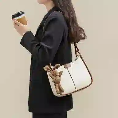 红蜻蜓 高级感简约百搭气质公仔玩偶小众设计通勤包包 牛皮 超纤合成革 单肩斜挎包 女款 米白色