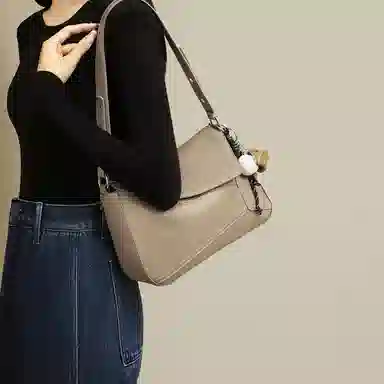 红蜻蜓 通勤时尚百搭休闲纯色 牛皮 斜挎单肩包 中号 女款 大象灰