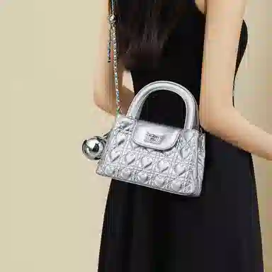 红蜻蜓 高质感时尚设计纯色复古爱心压花 牛皮拼超纤合成革 斜挎手提包 常规 女款 经典黑/银色