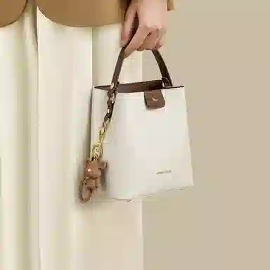 红蜻蜓 精致小众设计平纹高质感锁扣通勤 夏季妈妈包 牛皮 水桶包单肩包手提包斜挎包 常规 女款 米白色