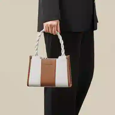 红蜻蜓 通勤女式手提包斜挎单肩包牛剖层皮革配超细纤维合成革 女款 白色拼棕色