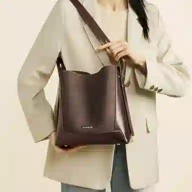 红蜻蜓 简约百搭小众气质高级感通勤日常实用水桶包手提腋下斜挎包 牛皮 单肩包 常规 女款 黑色/咖啡色