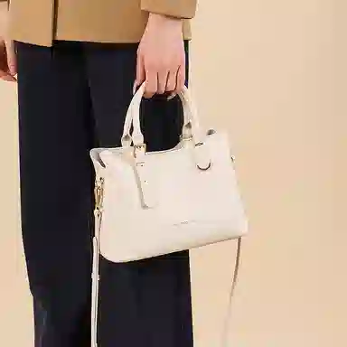 红蜻蜓 礼盒装高级感优雅气质丝巾潮流时尚百搭简约休闲实用通勤单肩包周年生日托特包 牛剖层皮革 手提包 常规 女款 黑色/米白色