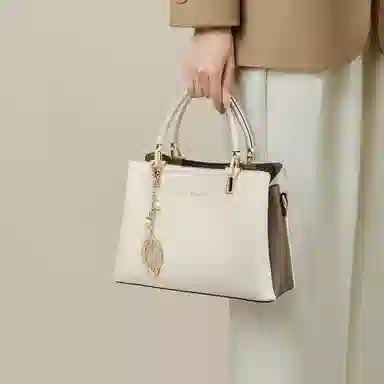 红蜻蜓 时尚百搭树叶吊饰小众拼接撞色 牛皮/超细纤维合成革 手提包斜挎包 女款 米白色