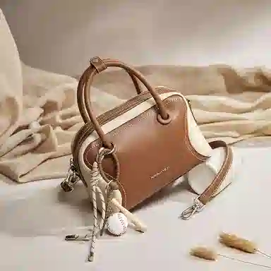 红蜻蜓 趣味拼色挂件百搭质感 牛剖层革 单肩斜挎手提包 女款 多色