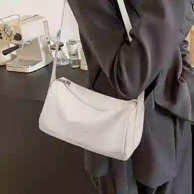 红蜻蜓 简约休闲百搭高级感运动 织物 斜挎包 中号 女款 黑/米白