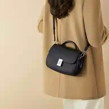 红蜻蜓 经典时尚斜挎包包秋冬百搭少女包 牛皮 高级感单肩包复古豆腐包腋下包轻便休闲通勤小方包 小号 女款 黑色/咖啡色