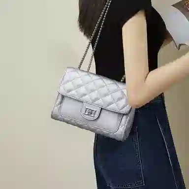 红蜻蜓 经典复古潮流时尚小众简约高级感通勤百搭菱格大容量 牛皮真皮 链条小方包斜挎单肩包 常规 女款 黑色/白色