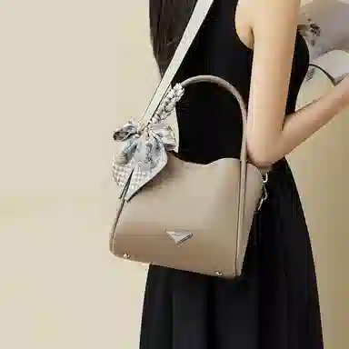 红蜻蜓 小众百搭简约休闲时尚温柔丝巾 头层牛皮革 手提包 常规 女款 气质灰