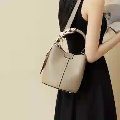 红蜻蜓 设计简约荔枝纹水桶包通勤 牛皮 斜挎包手提包 常规 女款 大象灰