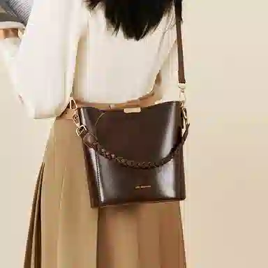 红蜻蜓 高级感气质复古水桶包小众质感通勤 牛皮 单肩斜挎手提包 常规 女款 深咖啡色