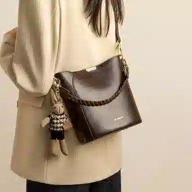 红蜻蜓 高级感气质复古水桶包小众质感通勤 牛皮 单肩斜挎手提包 常规 女款 深咖啡色