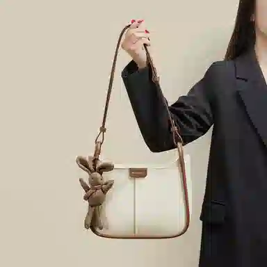 红蜻蜓 高级感简约百搭气质公仔玩偶小众设计通勤包包 牛皮 超纤合成革 单肩斜挎包 女款 米白色