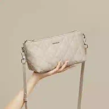 红蜻蜓 经典休闲简约日常通勤时尚百搭 牛剖层皮革拼超纤维合成革 单肩斜挎包 女款 饼干杏/极夜黑