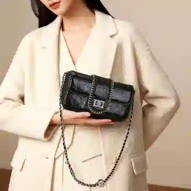 红蜻蜓 时尚潮流百搭 个性复古简约休闲时尚通勤 牛皮革 斜挎包 常规 女款 黑色