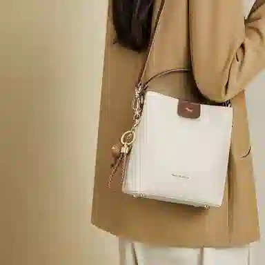 红蜻蜓 精致小众设计平纹高质感锁扣通勤 夏季妈妈包 牛皮 水桶包单肩包手提包斜挎包 常规 女款 米白色