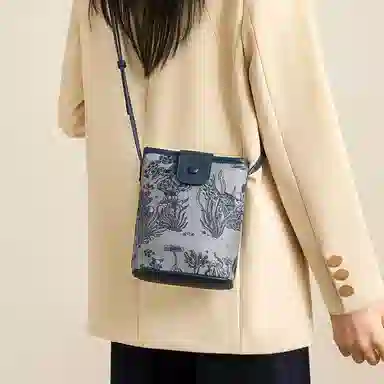 红蜻蜓 时尚设计百搭通勤 聚氨酯合成革 单肩斜挎包 小号 女款 银色/米白色